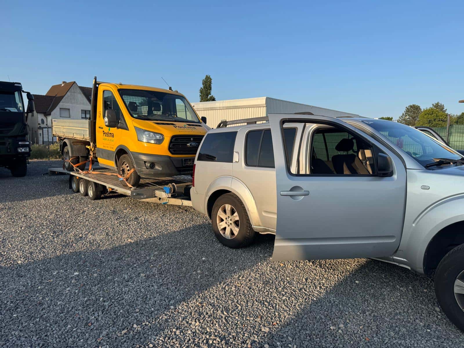 Abschleppdienst für einen Transporter bei Tageslicht