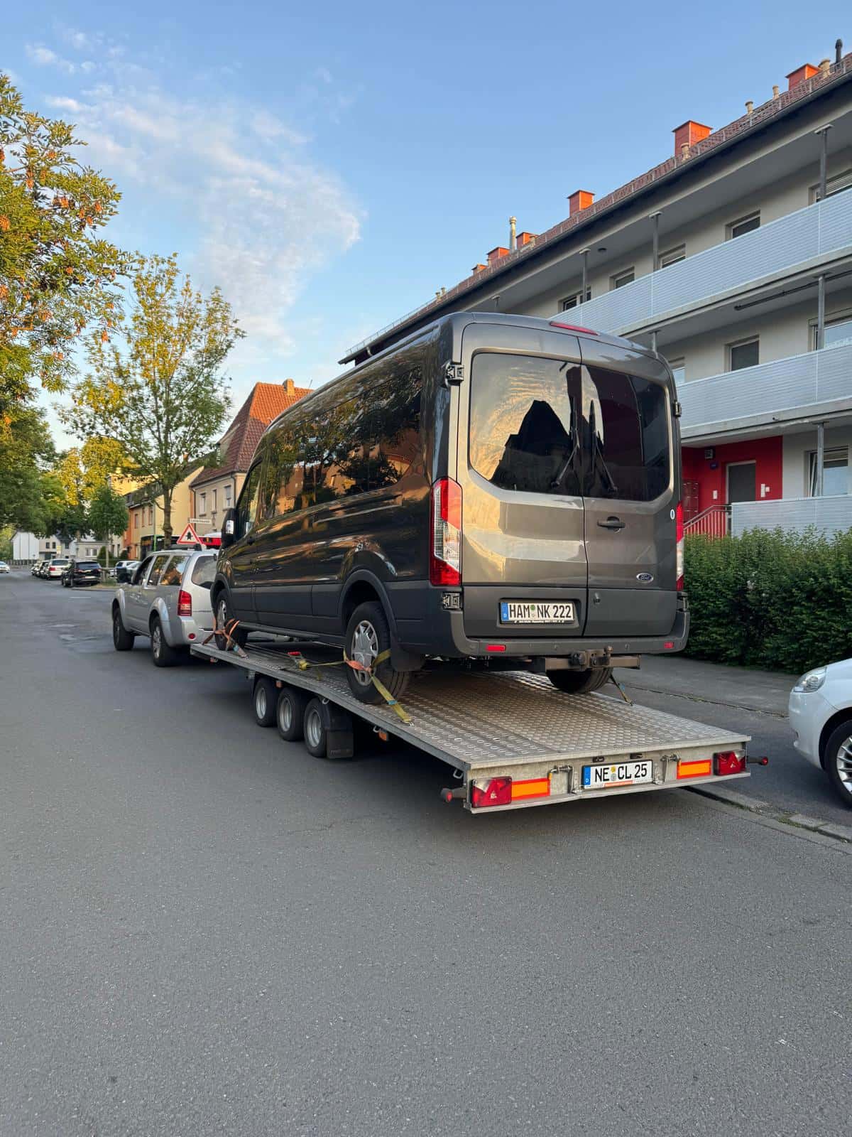 Fahrzeugüberführung eines Ford Transit am Abend
