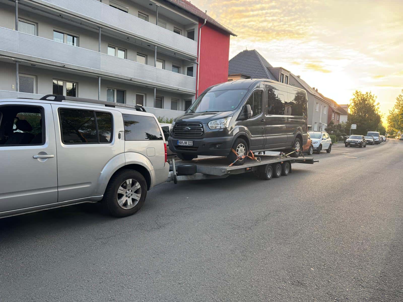 Fahrzeugtransport eines Ford Transit bei Sonnenuntergang