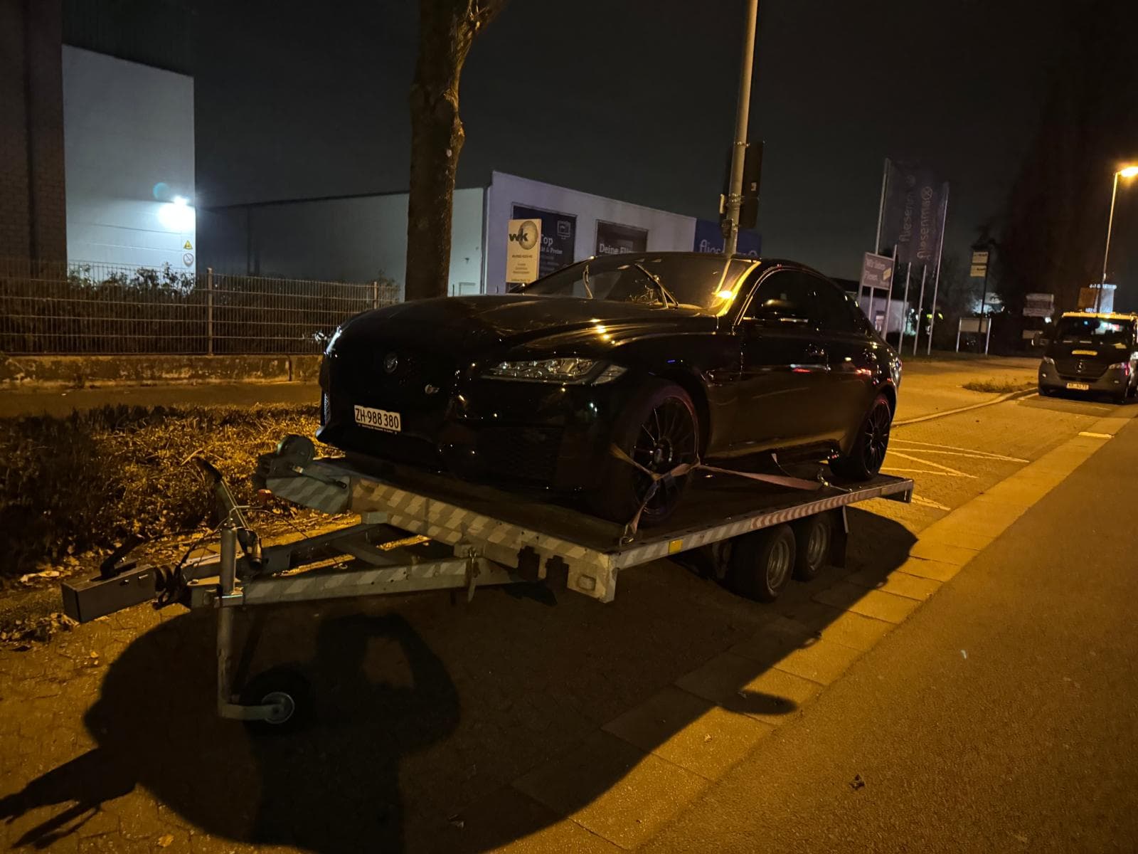 Nächtlicher Transport eines Jaguar auf dem Tieflader