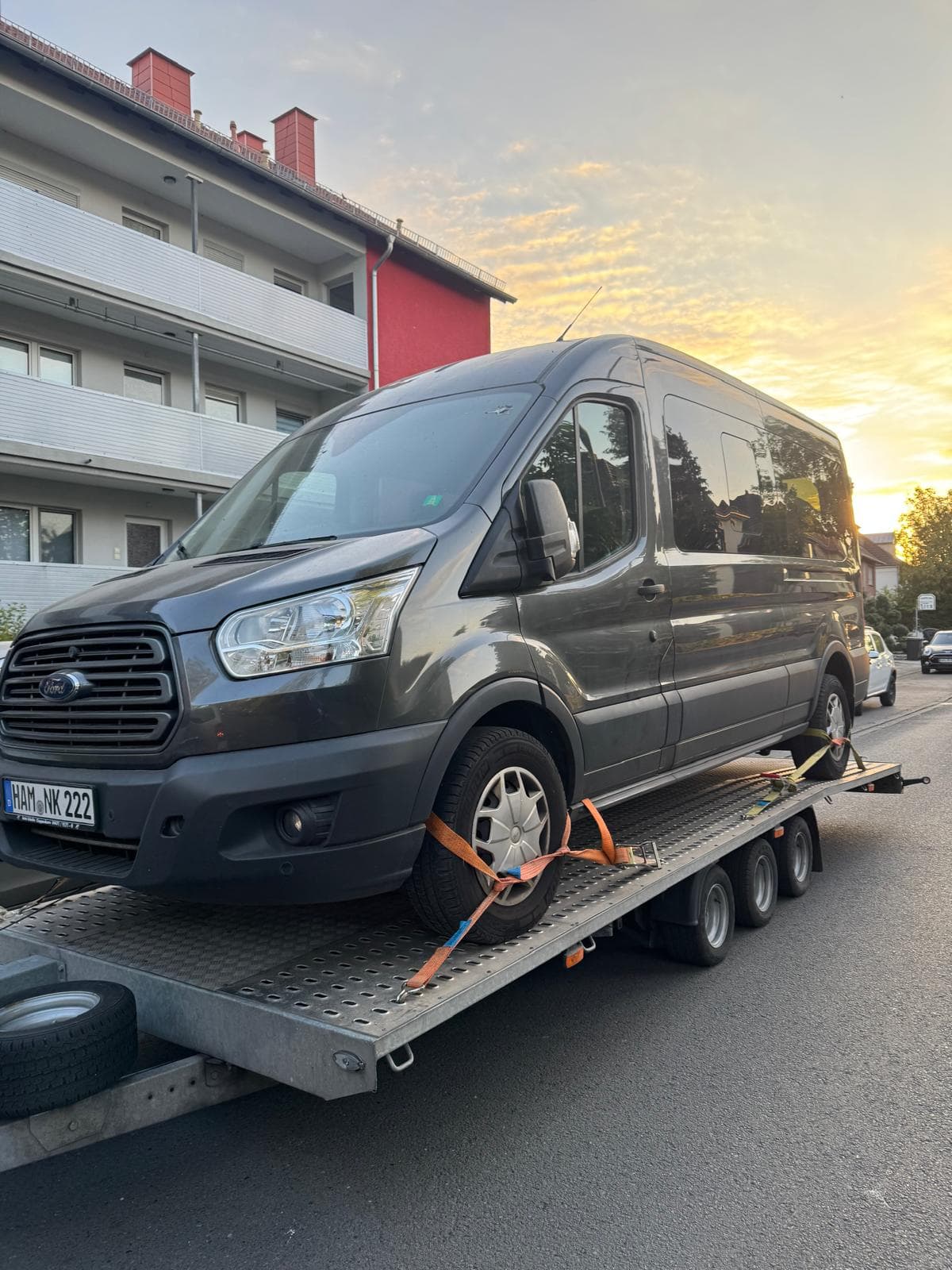 Nahaufnahme eines Ford Transit auf dem Abschleppwagen